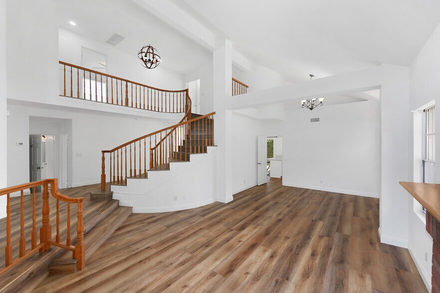 Building Photo - 6718 Vanderbilt Plz
