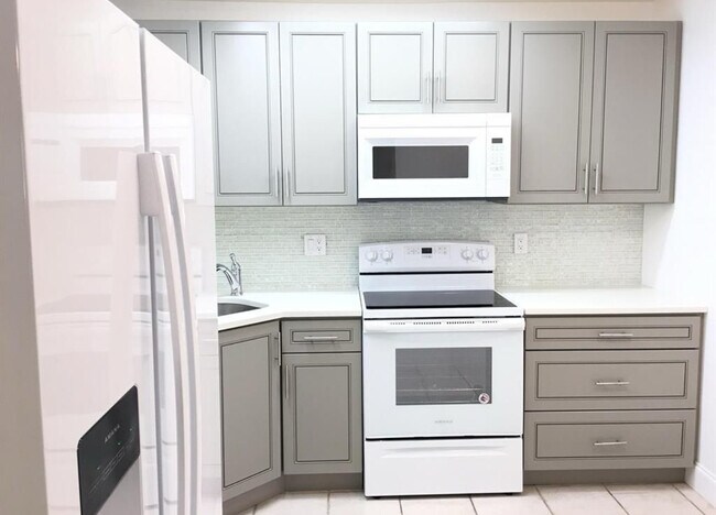 Building Photo - 4530 Carambola Cir S