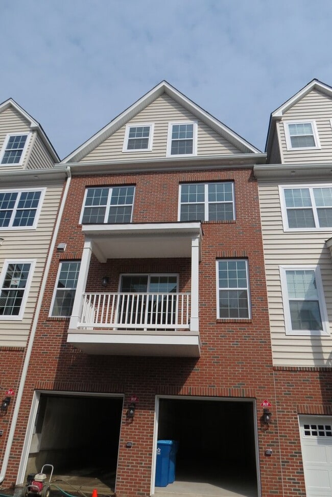 Building Photo - Beautiful Penn Square Townhome in Lansdale...