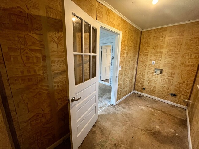 Building Photo - Cozy 3 Bedroom, 1 1/2 Bathroom Near Downto...