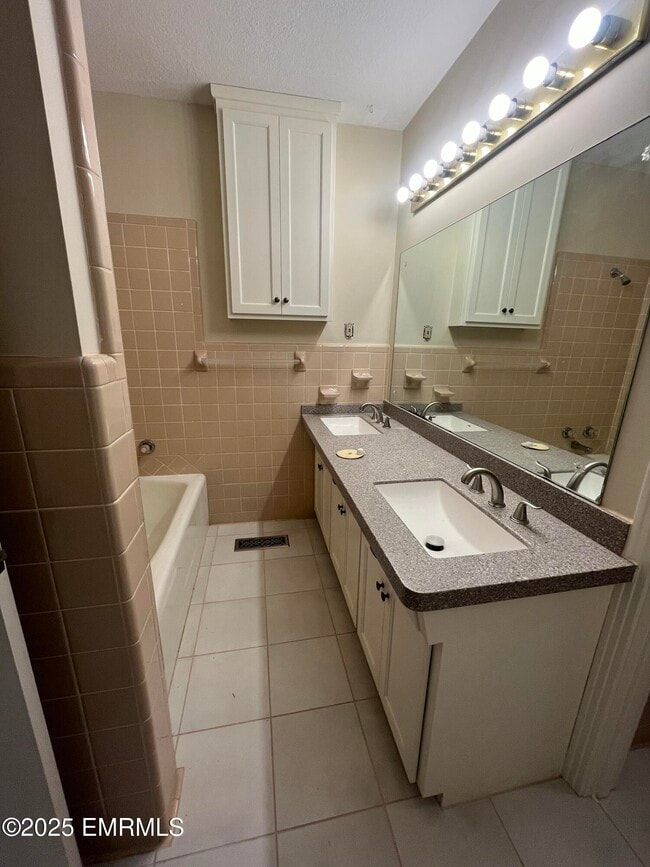 Building Photo - 607 Sookalena St