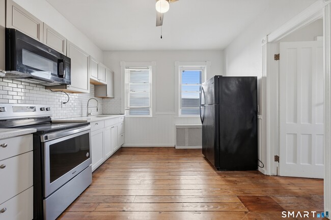 Building Photo - 394 Gregory St