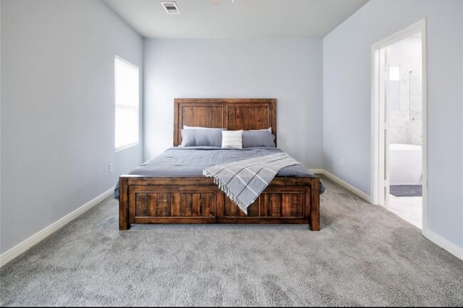 Building Photo - 3510 Oleander Ave