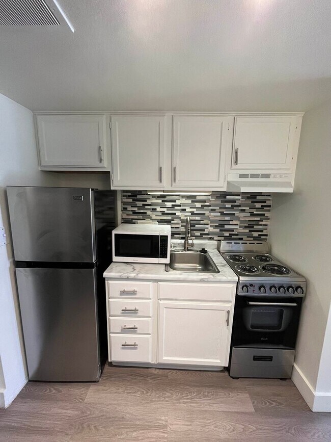 Building Photo - Studio Premium