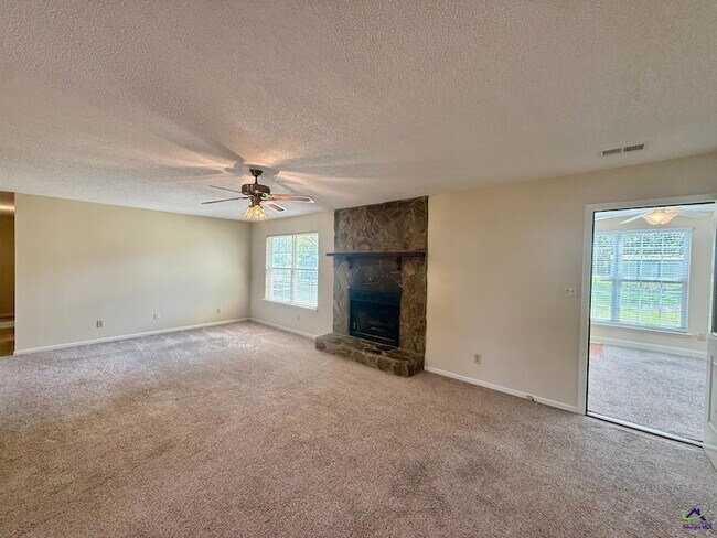 Building Photo - 104 Water Dr