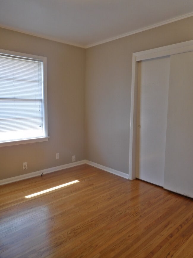 Building Photo - 3 Bed, 1.5 Bath Fenced Pets Allowed