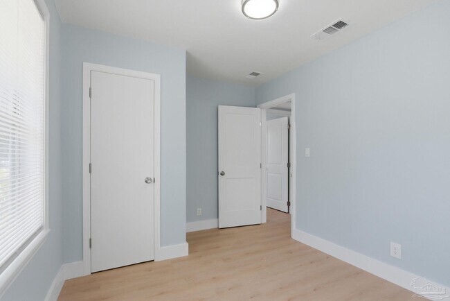 Building Photo - 525 Pelham Rd