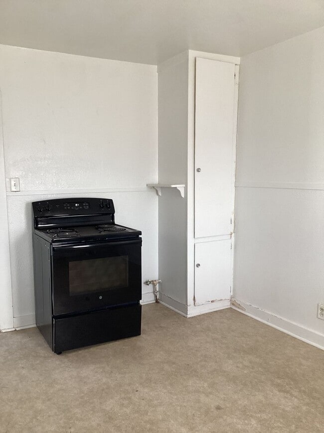 Building Photo - Freshly painted rooms in cute 2 bedroom home on quiet street!  Pets welcome!