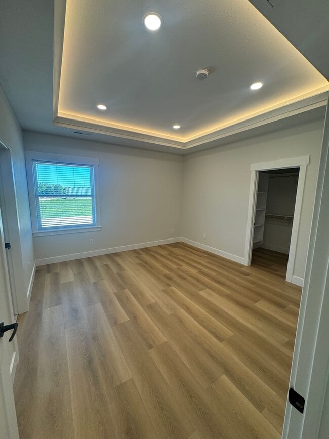 Building Photo - Home on 5 Private Acres with Gated Drive