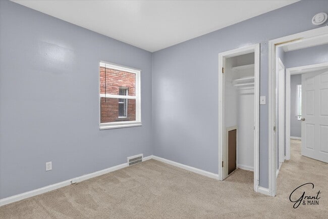 Building Photo - $1200 2 bedroom ranch