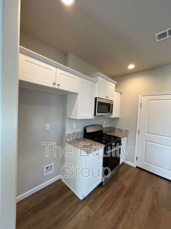 Building Photo - 418 S Summit St