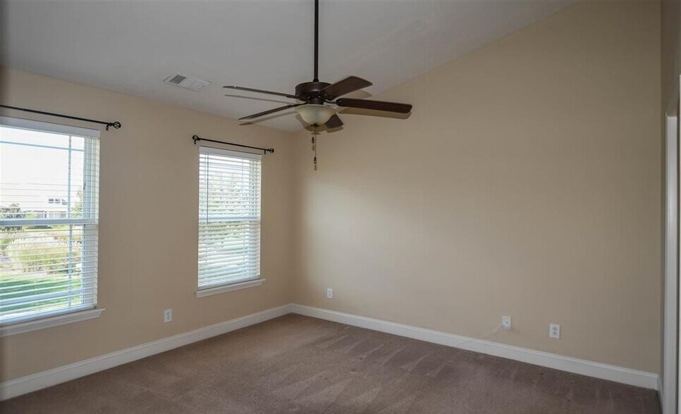 Building Photo - 412 Promenade Dr SW