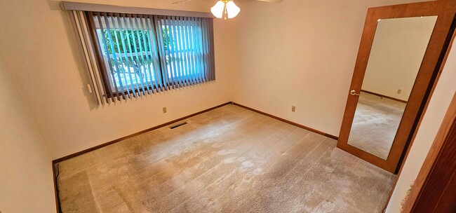 Building Photo - Welcome to this charming 2 bedroom, 1 bath...