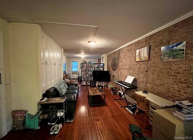 Building Photo - 118 Main St