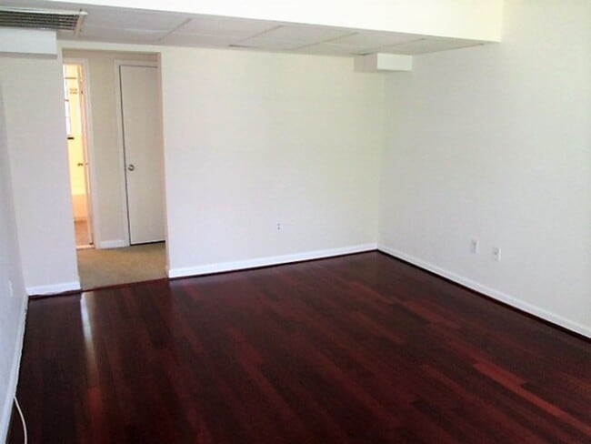 Building Photo - Charming 1 Bed 1 Bathr Condo In Much Sough...