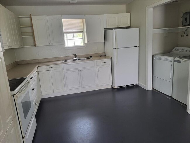 Building Photo - 4710 Pelican