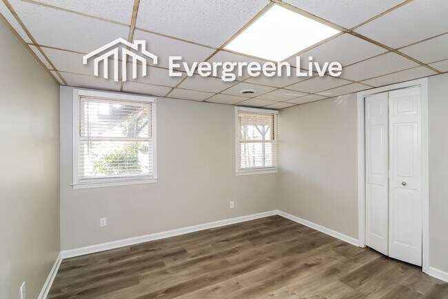 Building Photo - 5040 Waterford Dr SW