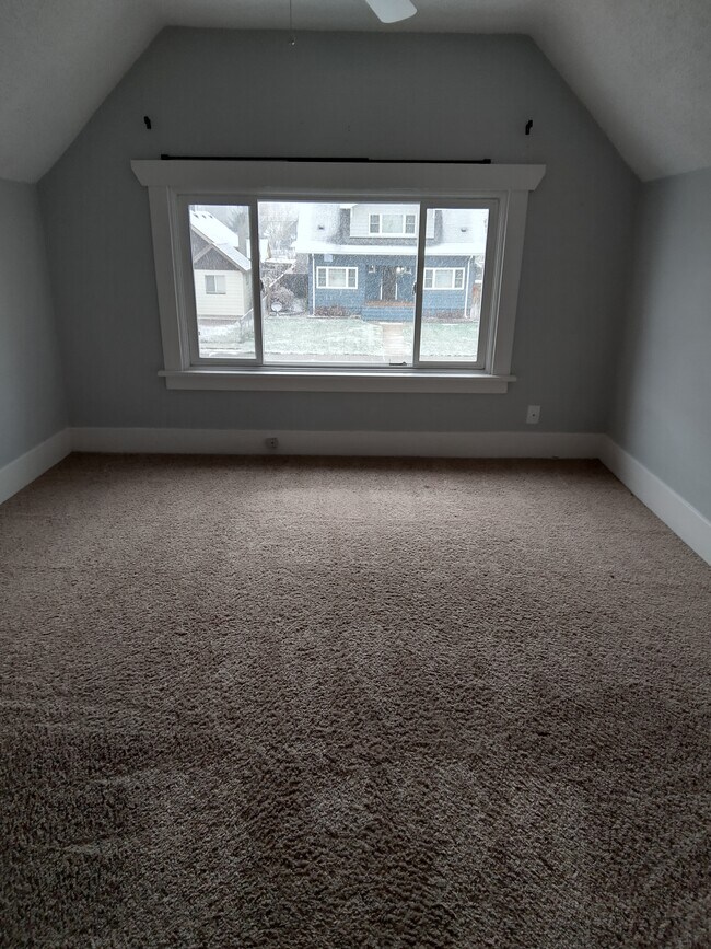 Building Photo - 1308 E Queen Ave