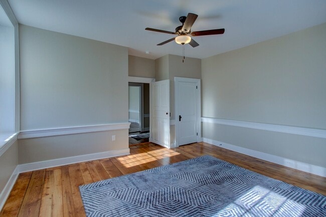 Building Photo - 796 Long Ln