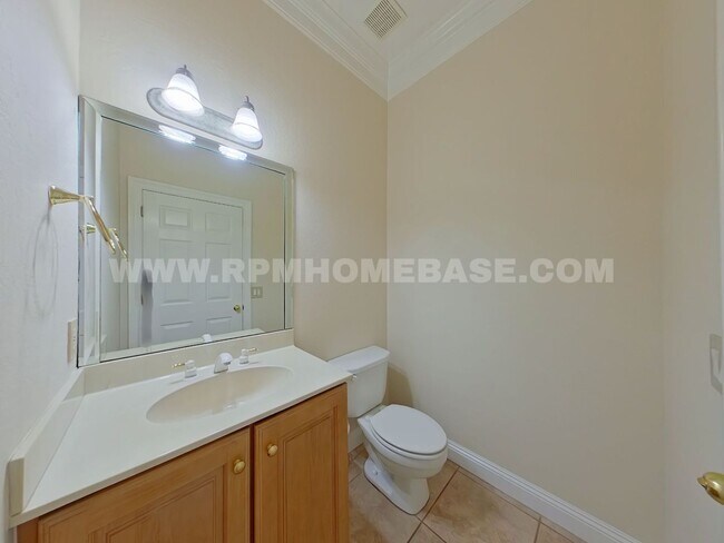 Building Photo - Elegant 2-Bedroom Home with Bonus Flexible...