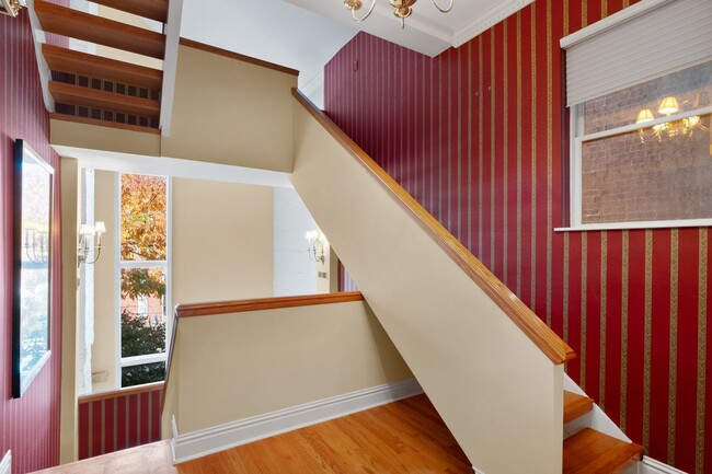 Building Photo - Charming Victorian Lafayette Square town home