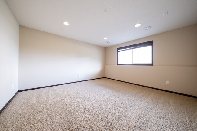 Building Photo - 9690 Independence Cir