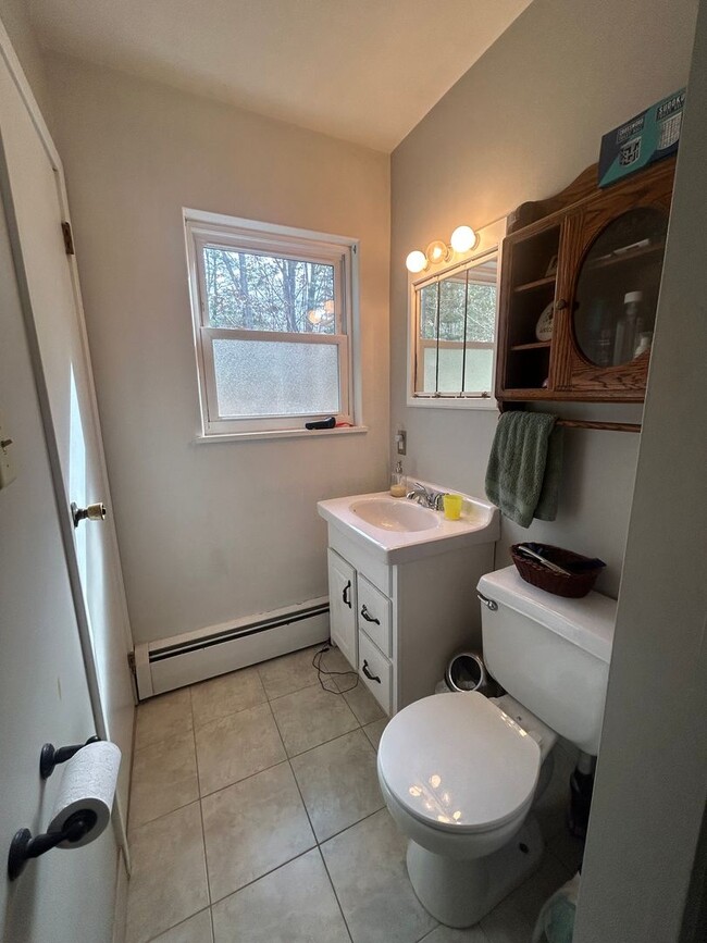 Building Photo - 3 bed, 1 1/2 Bath House