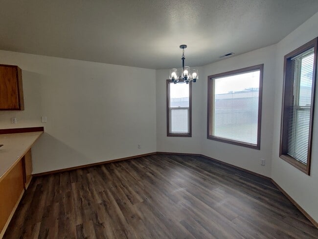 Building Photo - Great South Kennewick location close to fr...