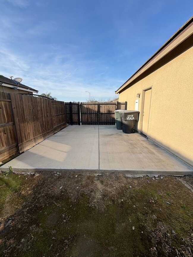 Building Photo - NW Visalia Home Near Shopping Center Available Now!
