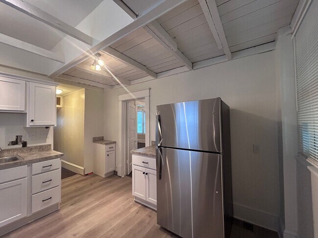 Building Photo - Spacious 3 BR home, Minutes to Medical Cen...