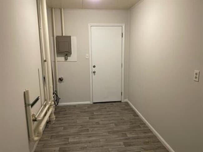 Building Photo - 1104 Eastview Dr