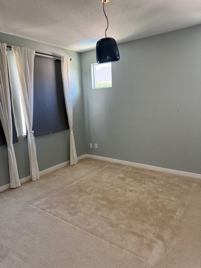 Building Photo - Home located in desirable Entrada Community!