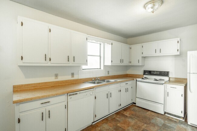 Building Photo - Updated 2 Bedroom Red Bank Home with Porch and Backyard