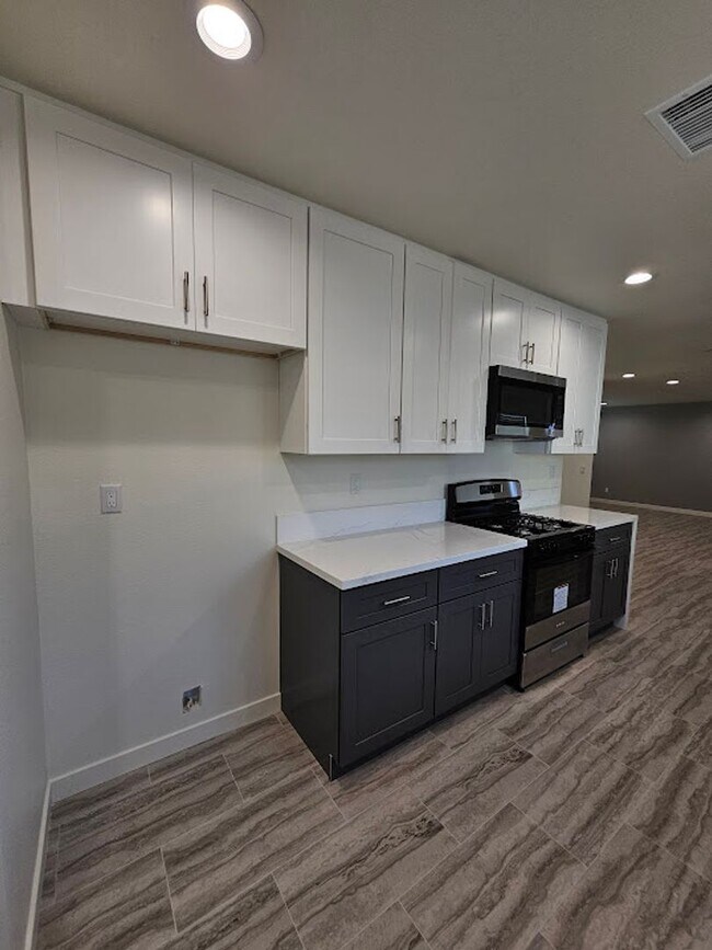 Building Photo - Newly Remodeled 2 Bedroom / 1 Bath! Call o...