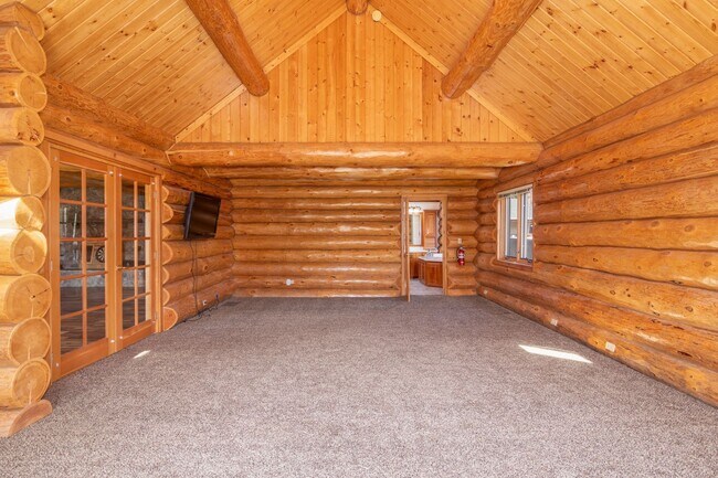 Building Photo - Luxury secondary Lake Property offering 3 beds 2.5 baths and bonus space