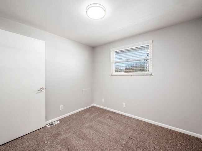 Building Photo - 554 Riverview Dr