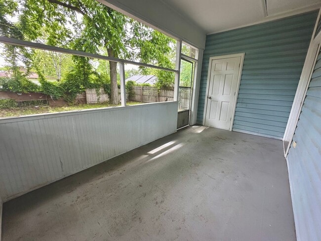 Building Photo - ADORABLE BUNGALOW!