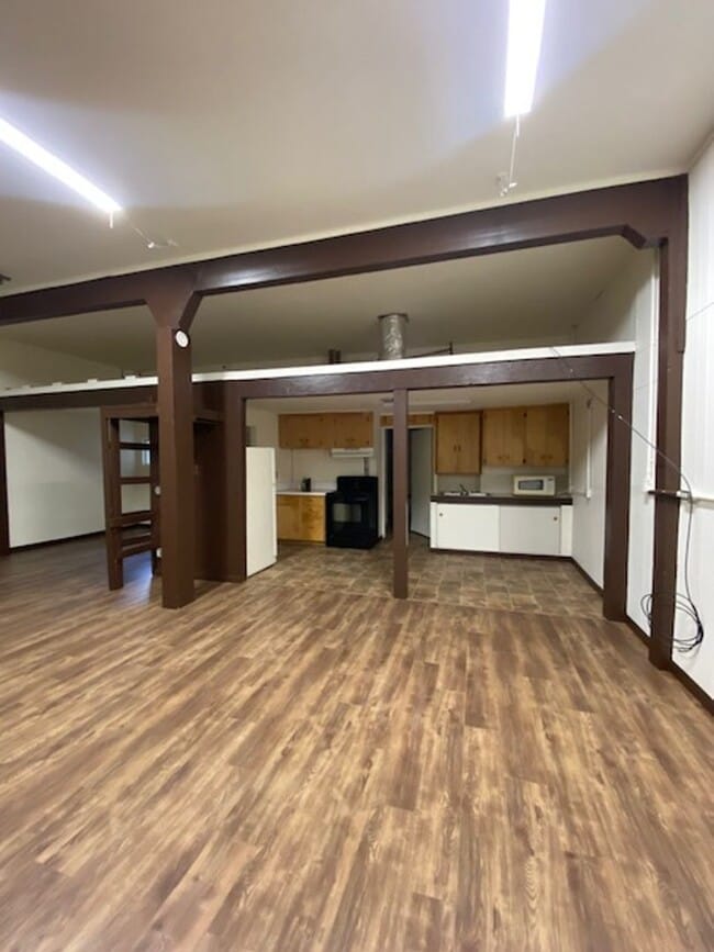 Building Photo - Large Studio Apartment Close to Parks!