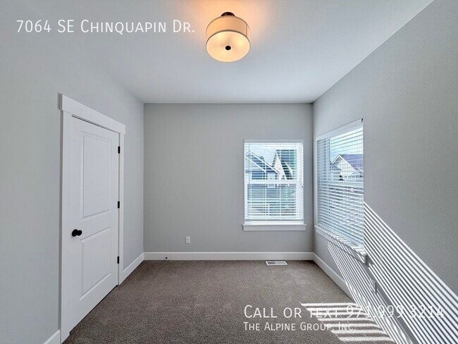 Building Photo - 7064 SE Chinquapin Dr