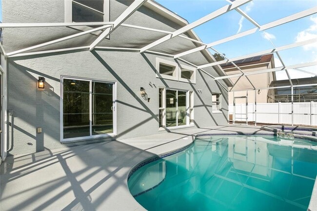 Building Photo - 214 Pinewood Dr