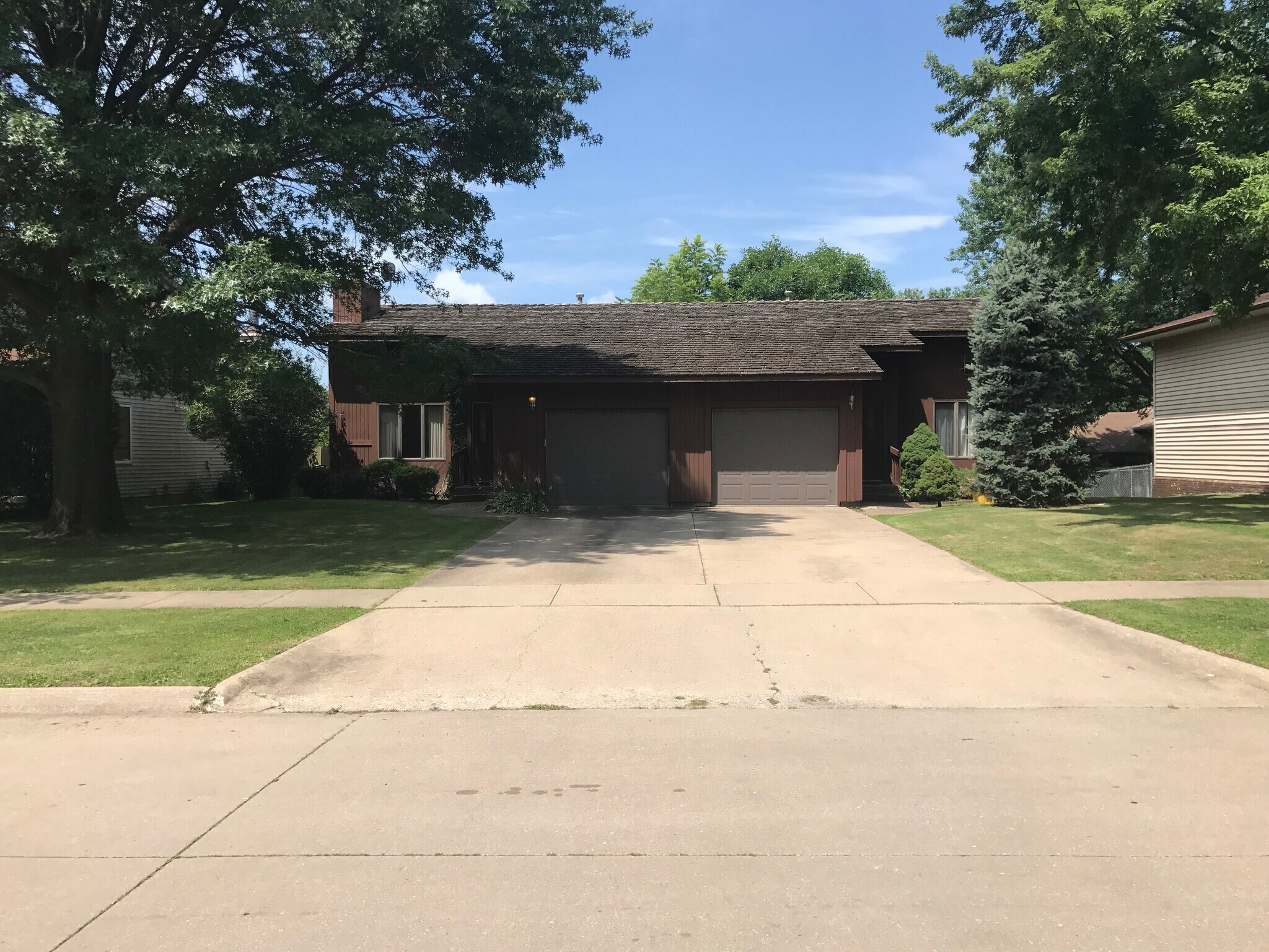 Building Photo - 1458 Eastview Dr