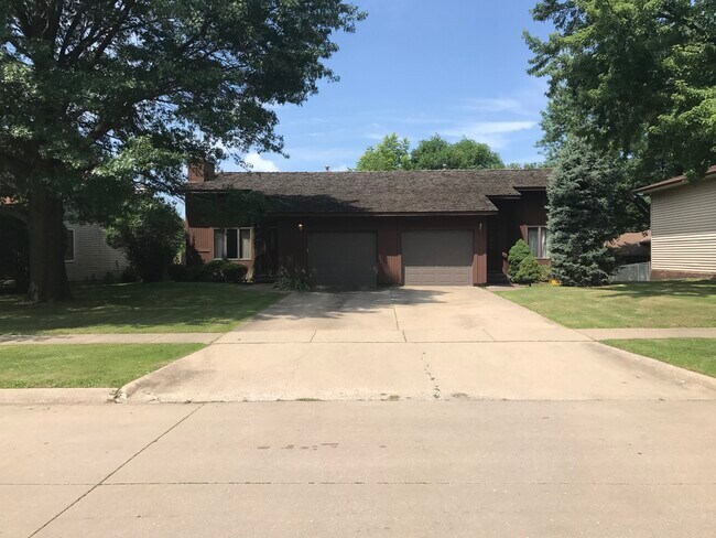Building Photo - 1458 Eastview Dr