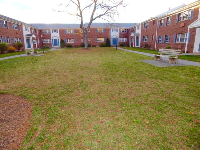 Building Photo - 14 Colonial Dr