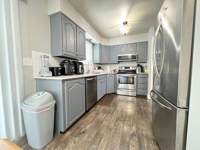 Building Photo - 5658 S Vlg Cir