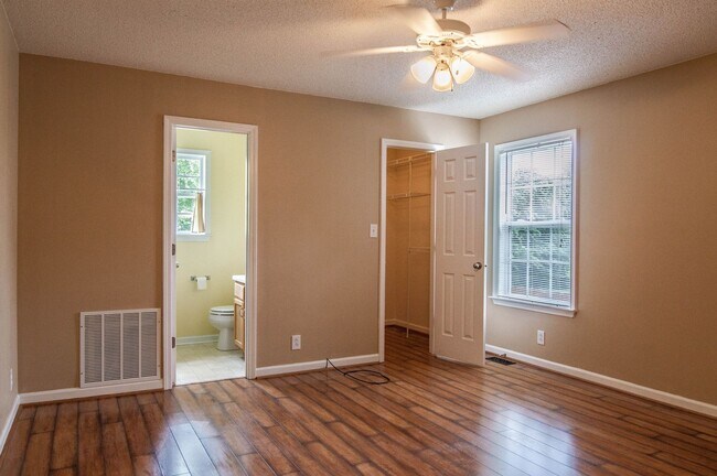 Building Photo - Pet Friendly Ranch with Bonus!