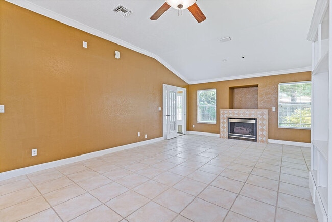 Building Photo - 208 Palm Cir