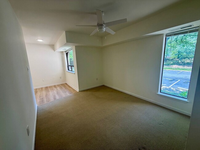 Building Photo - Ready now! Huge 1 bedroom condo in Annapolis!