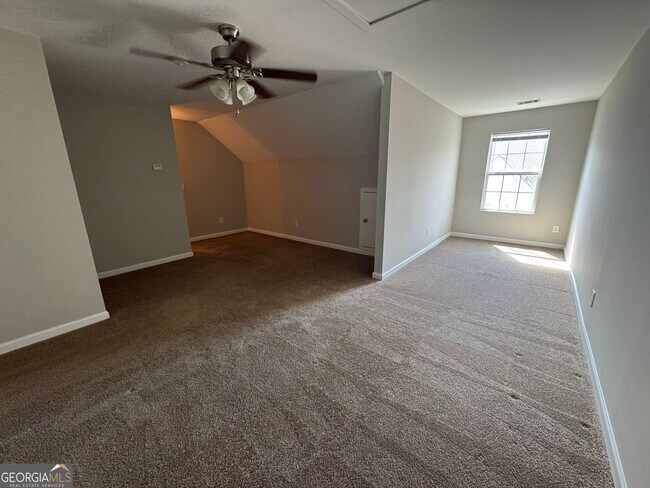 Building Photo - 272 Village Dr