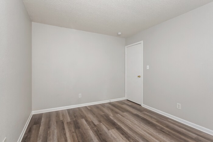 Building Photo - 5425 Bluff View Dr