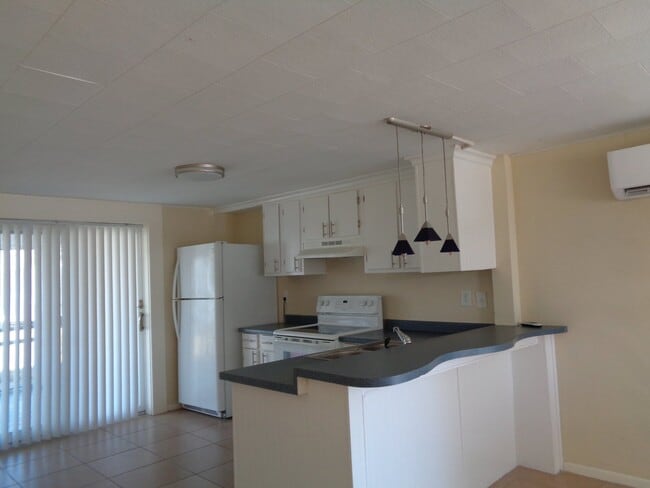 Building Photo - Nice updated unit on the north end of the Island